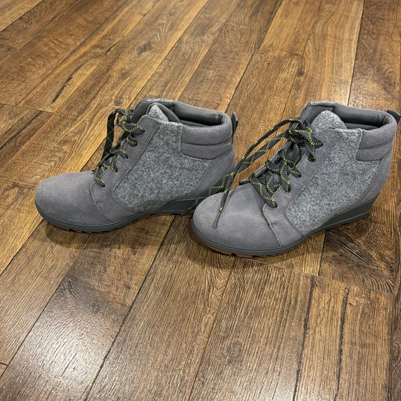 Like new Sorel boots! - Picture 3 of 7